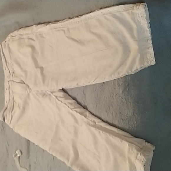 Lovely ladies white pants - Picture 12 of 12